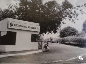 La década de los 90’s se caracteriza principalmente por los cambios estructurales del sector eléctrico en Colombia como aplicación de los nuevos principios constitucionales en 1991 que fueron desarrollados específicamente para el sector de los servicios públicos, Electrohuila se transformó acorde a estos mandatos.