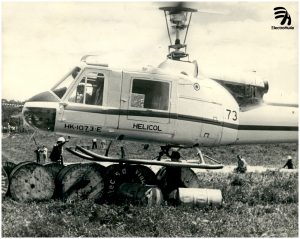 Electrohuila suscribe contrato en 1985 para la construcción, prueba y puesta en servicio de la línea eléctrica Neiva - Vegalarga, en la imagen se pueden observar los trabajos adelantados en ese año para la obra. Electrohuila fue pionera a nivel nacional en el desarrollo de la electrificación rural.